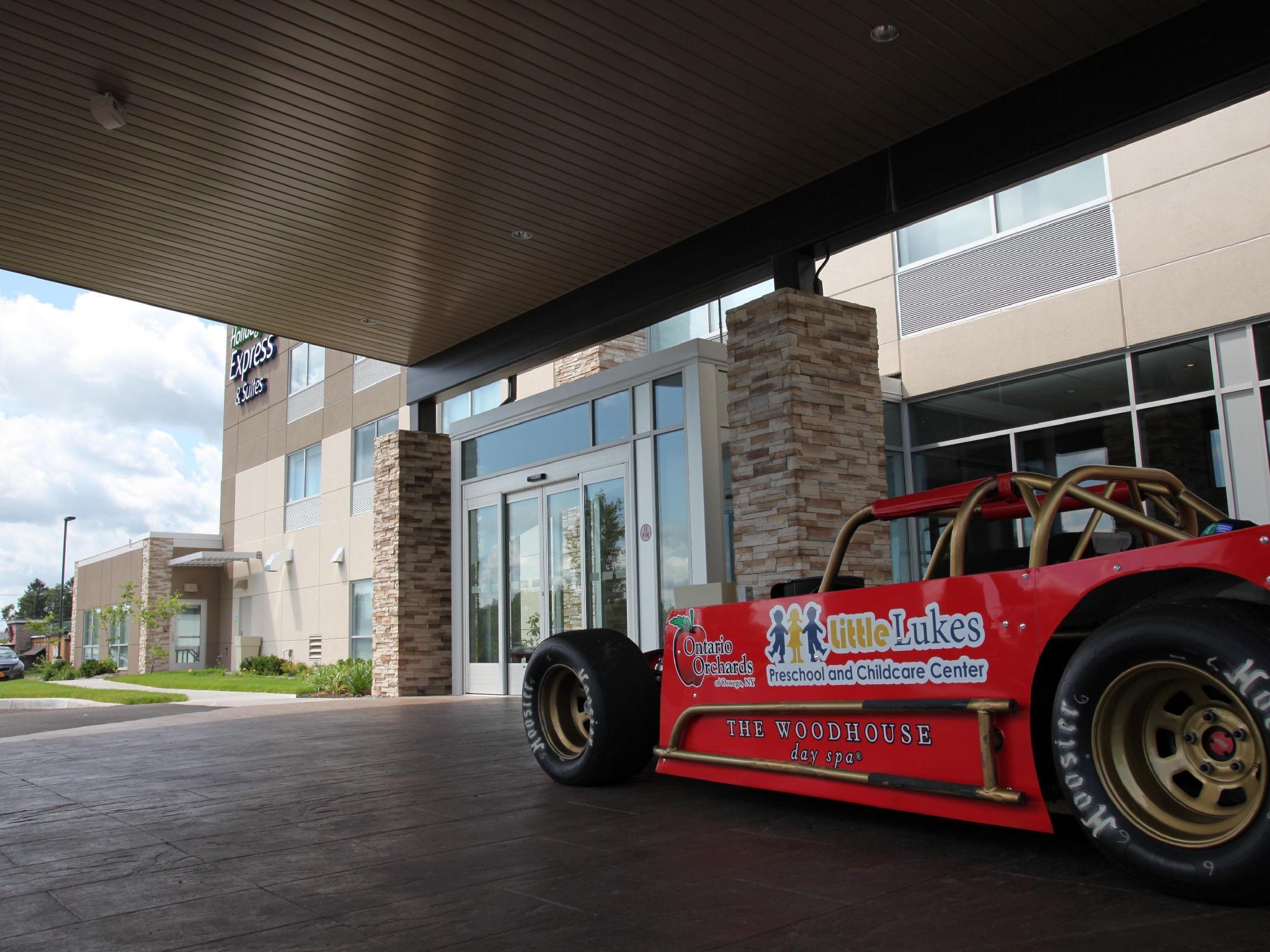 Holiday Inn Express & Suites Oswego By Ihg Exterior photo