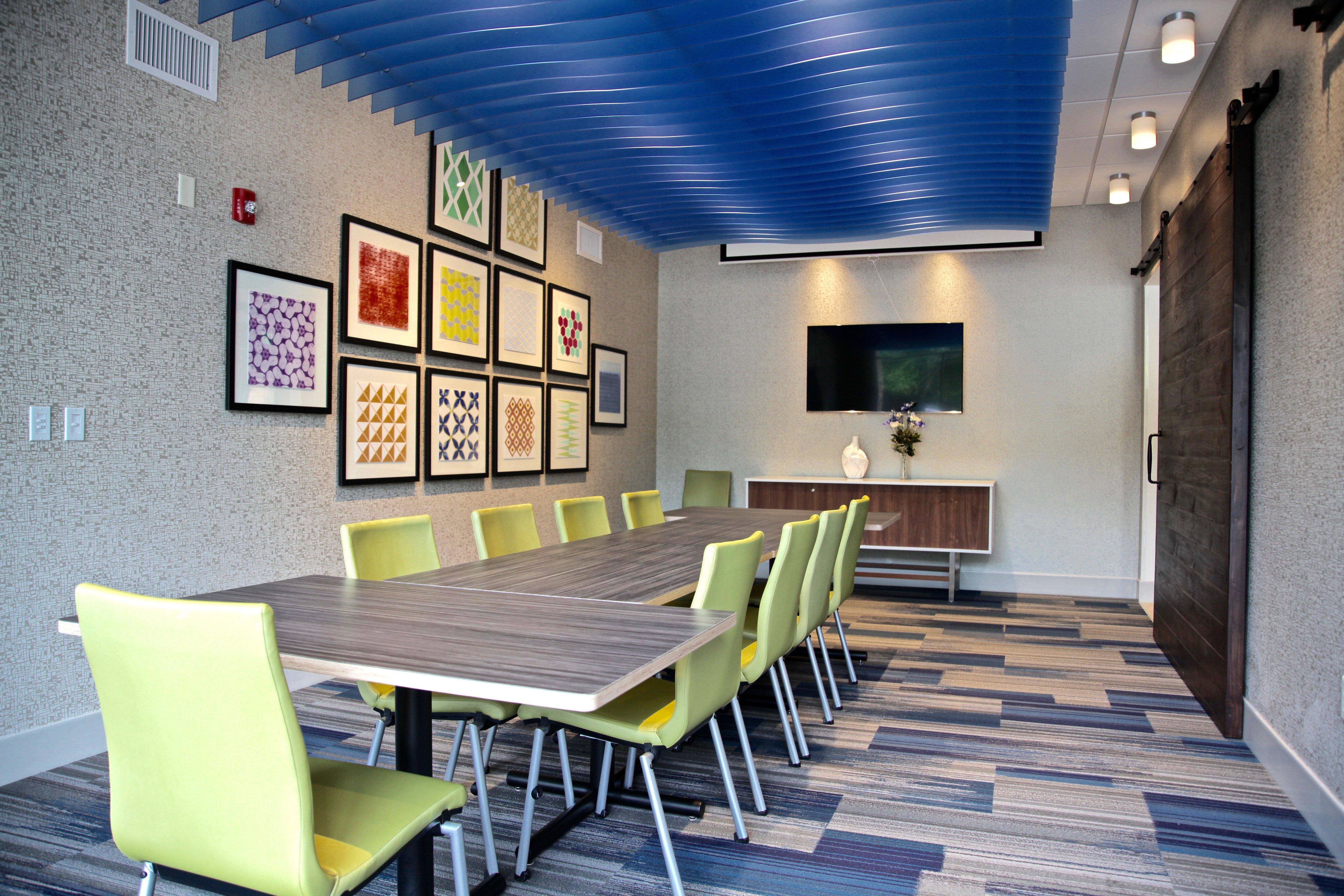 Holiday Inn Express & Suites Oswego By Ihg Exterior photo