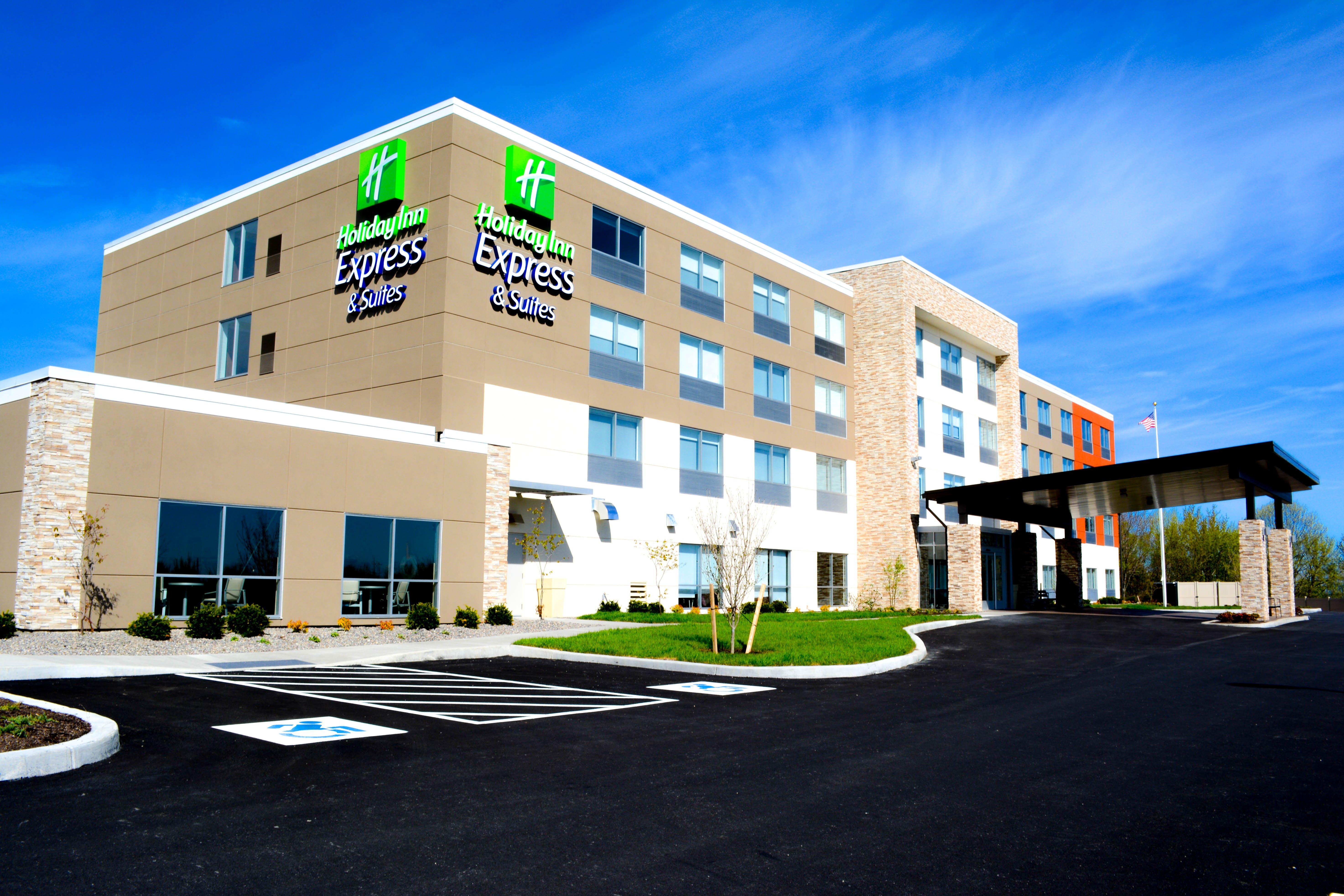 Holiday Inn Express & Suites Oswego By Ihg Exterior photo